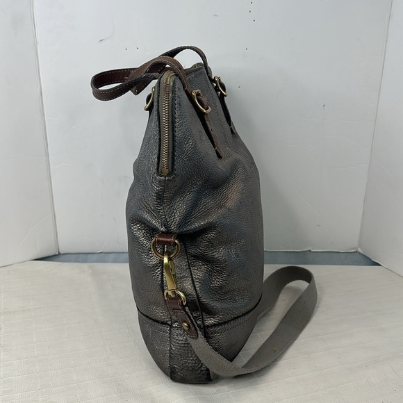Fossil The Explorer Leather Fold-Over Crossbody Bag in metallic silver - Picture 5 of 12